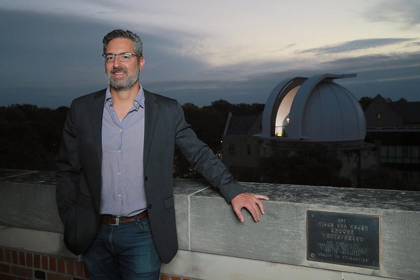 J.D. Smith, Ph.D.晚上，他站在UToledo校园一栋建筑的屋顶上